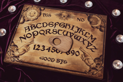 Ouija-Brett richtig befragen: Foto: © FERMU02 / AdobeStock / #535279796